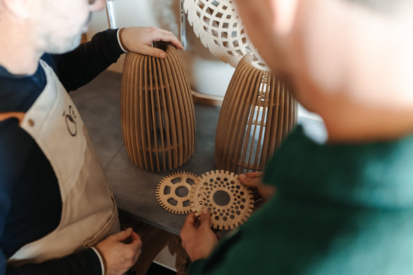 Bienvenue dans l’Atelier Ōra. : Ōra. révèle la beauté silencieuse de la lumière.