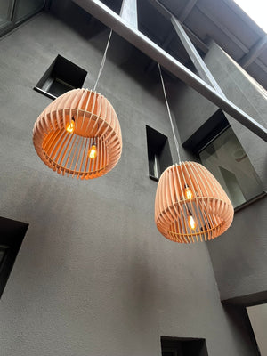 Ōra. × SWING Architecture : des suspensions d'extérieur sur-mesure en bois exotiques.